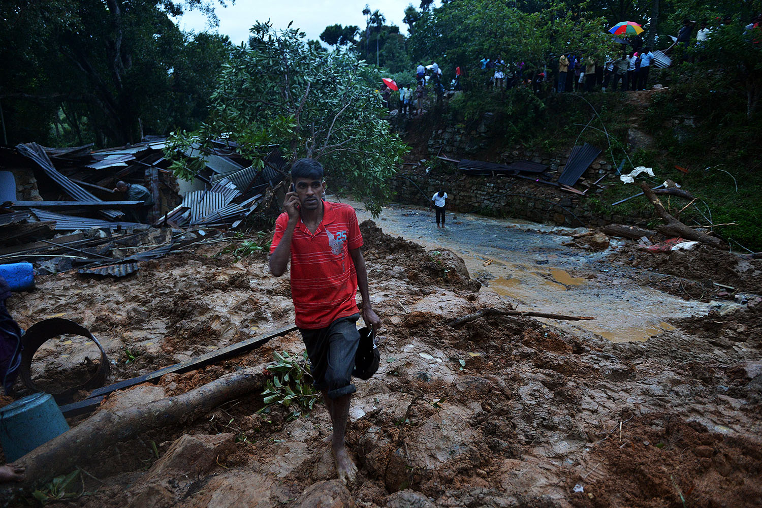 Al menos 3 personas han muerto y otras 100 desaparecidas por un deslizamiento de tierra.