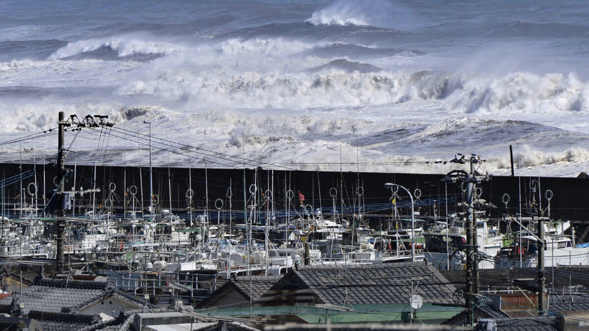 El poderoso tifón Vongfong toca tierra en el sur de Japón