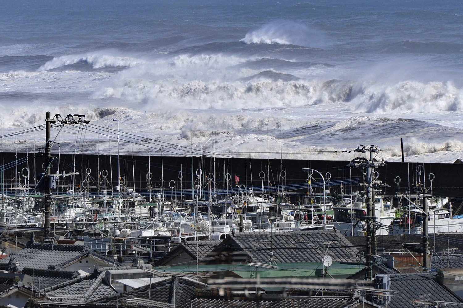 El poderoso tifón Vongfong toca tierra en el sur de Japón