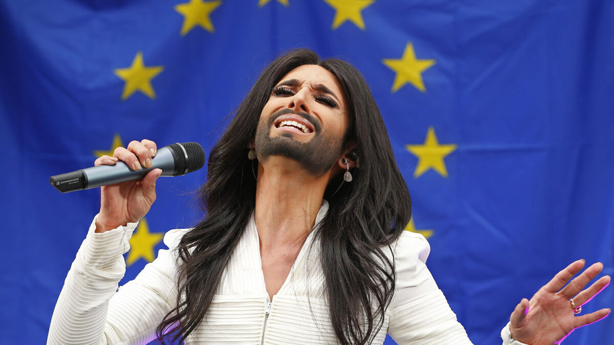 Conchita Wurst pide ‘respeto’ para los homosexuales cantando en la Eurocámara