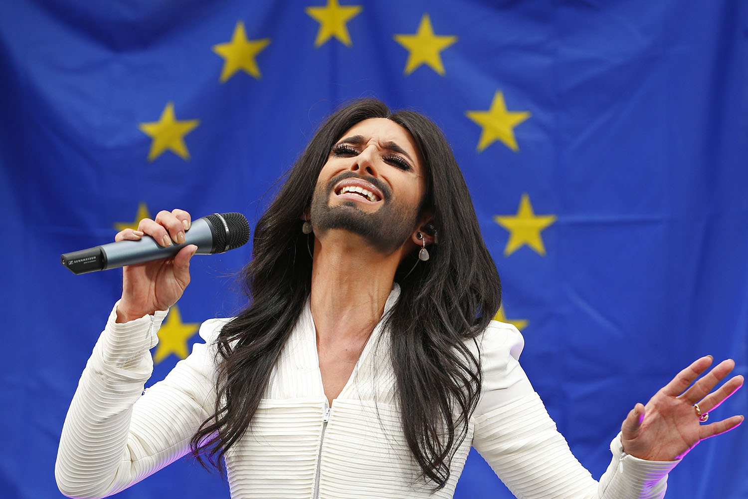 Conchita Wurst pide ‘respeto’ para los homosexuales cantando en la Eurocámara