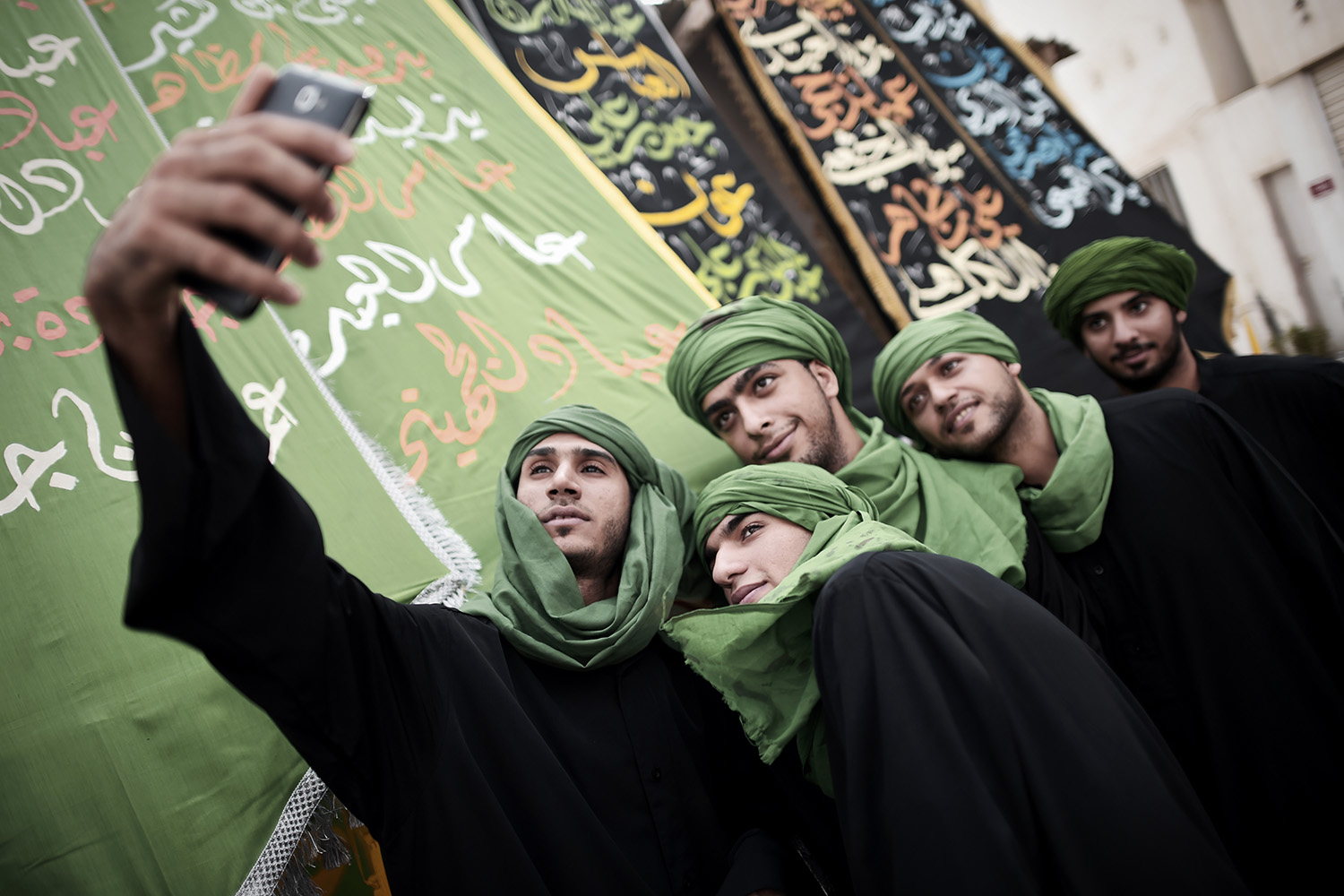 Fieles en Baréin aprovechan la ocasión para hacerse una selfie durante Achura