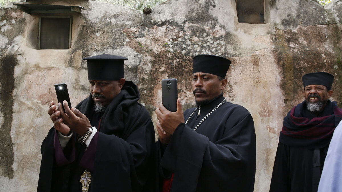 Sacerdotes se llevan un recuerdo sagrado de Jerusalén