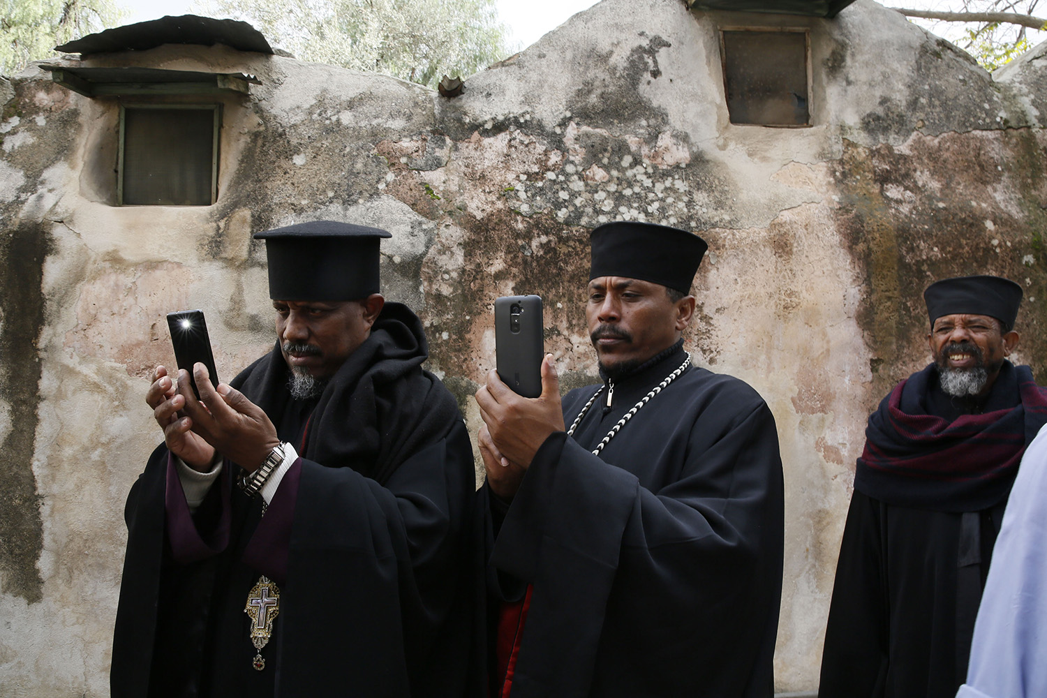 Sacerdotes se llevan un recuerdo sagrado de Jerusalén