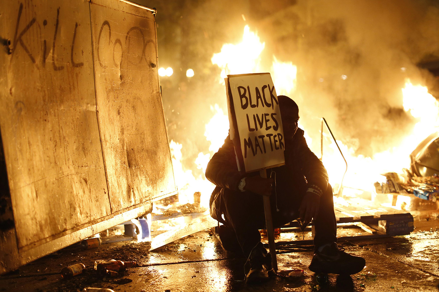 29 detenidos en Ferguson en nuevos disturbios con saqueos e incendios.