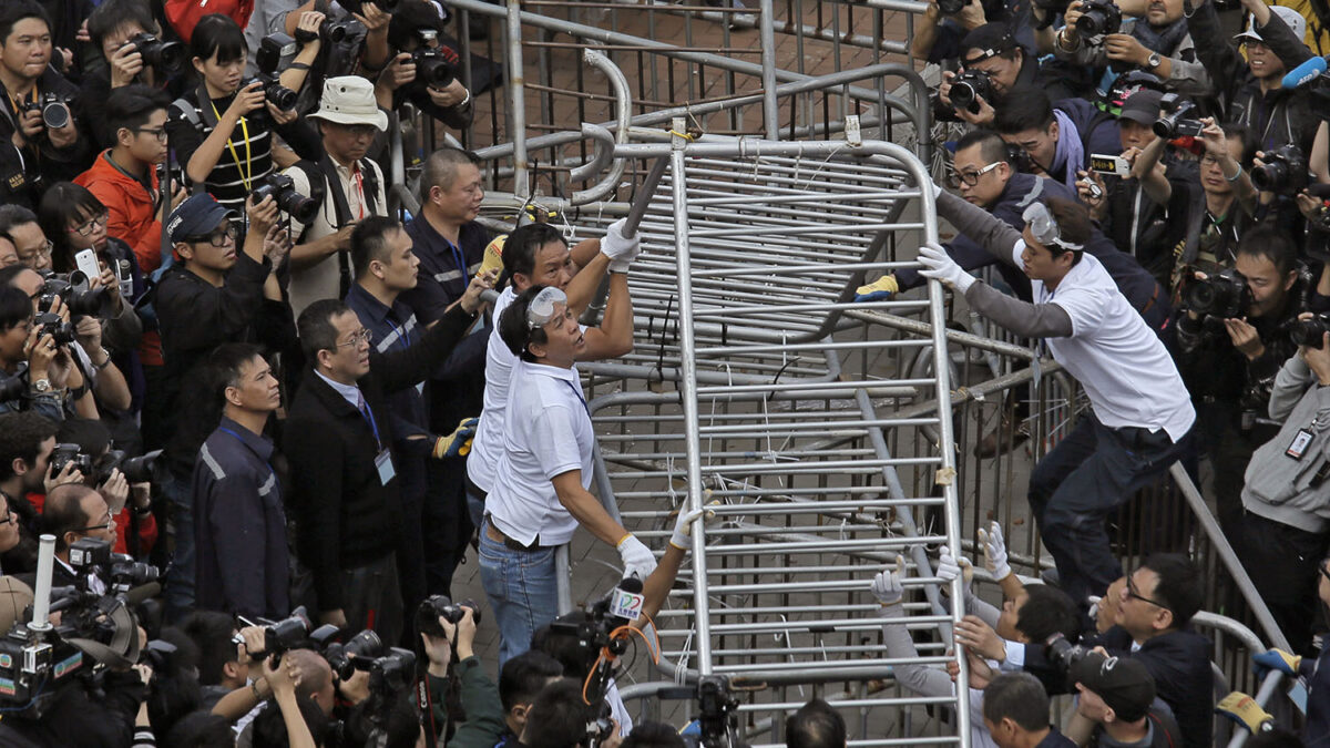 Funcionarios retiran las barricadas colocadas por los manifestantes prodemocracia en Hong Kong.