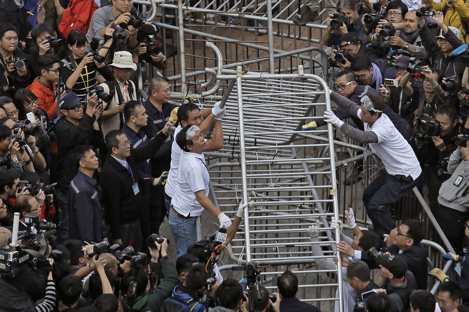 Funcionarios retiran las barricadas colocadas por los manifestantes prodemocracia en Hong Kong.
