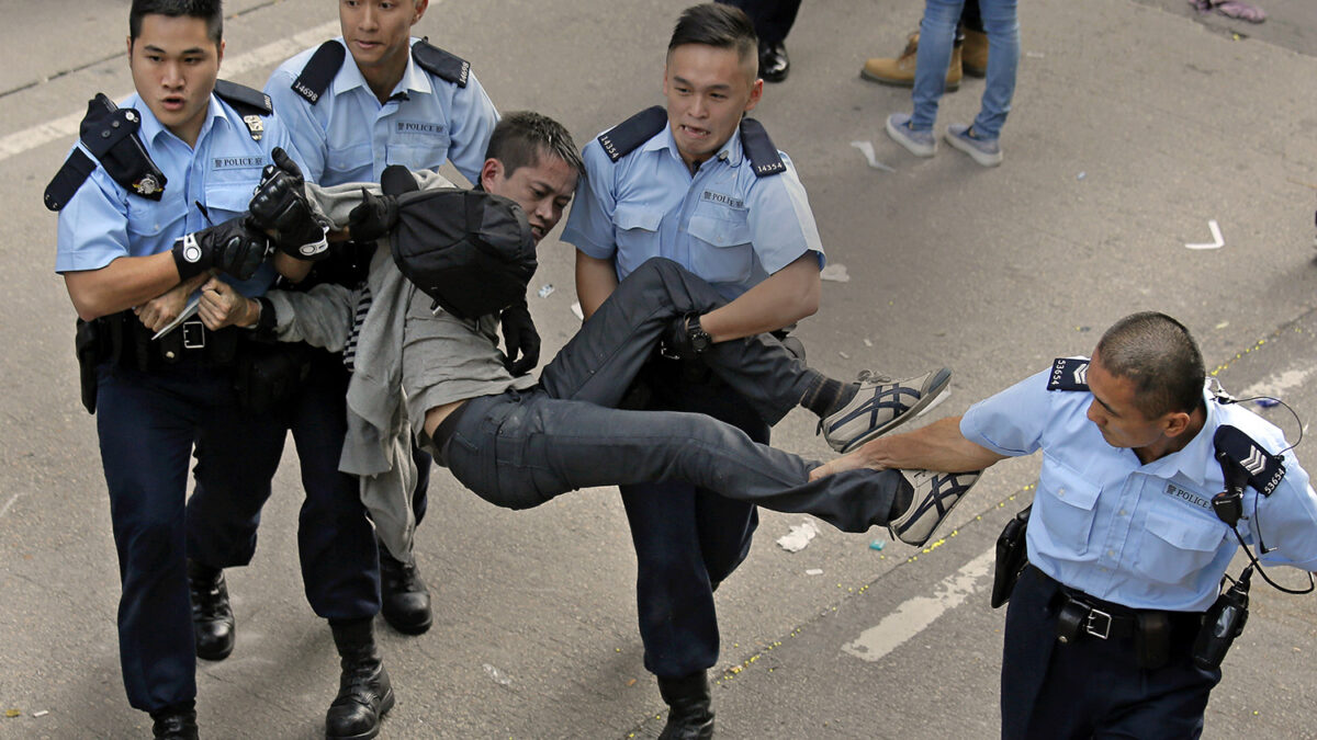 Decenas de detenidos y enfrentamientos en Hong Kong tras un nuevo desalojo.