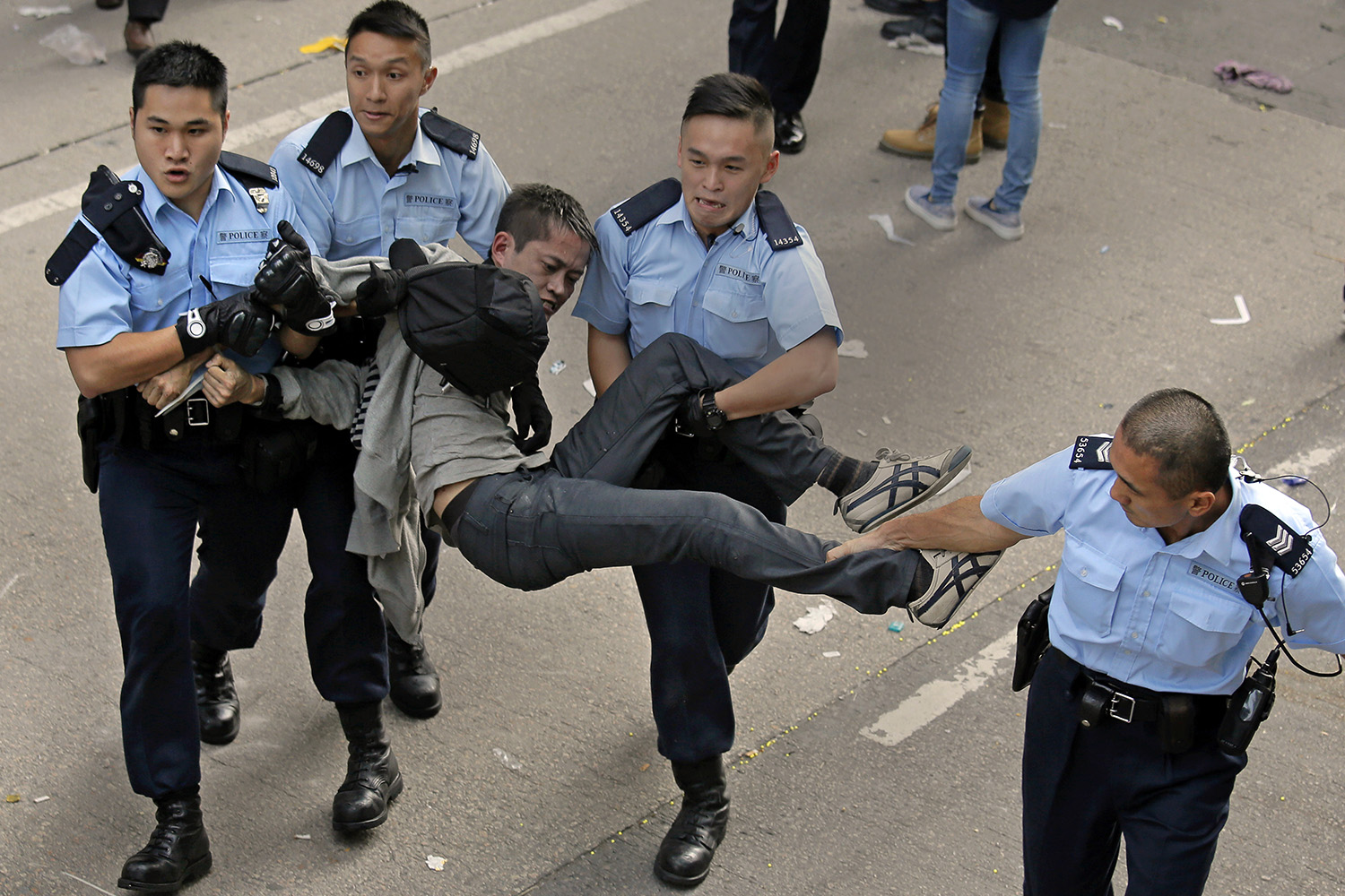 Decenas de detenidos y enfrentamientos en Hong Kong tras un nuevo desalojo.