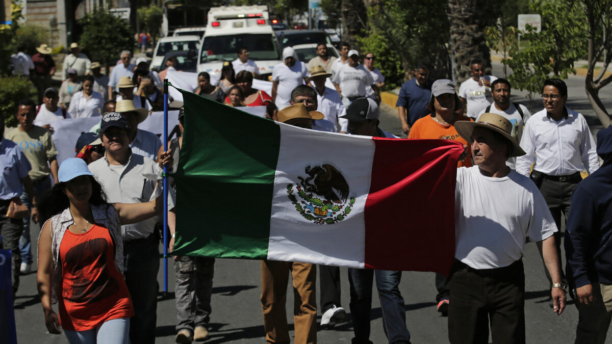 Las autoridades capturan en la capital mexicana al ex alcalde de Iguala, José Luis Abarca, y a su es