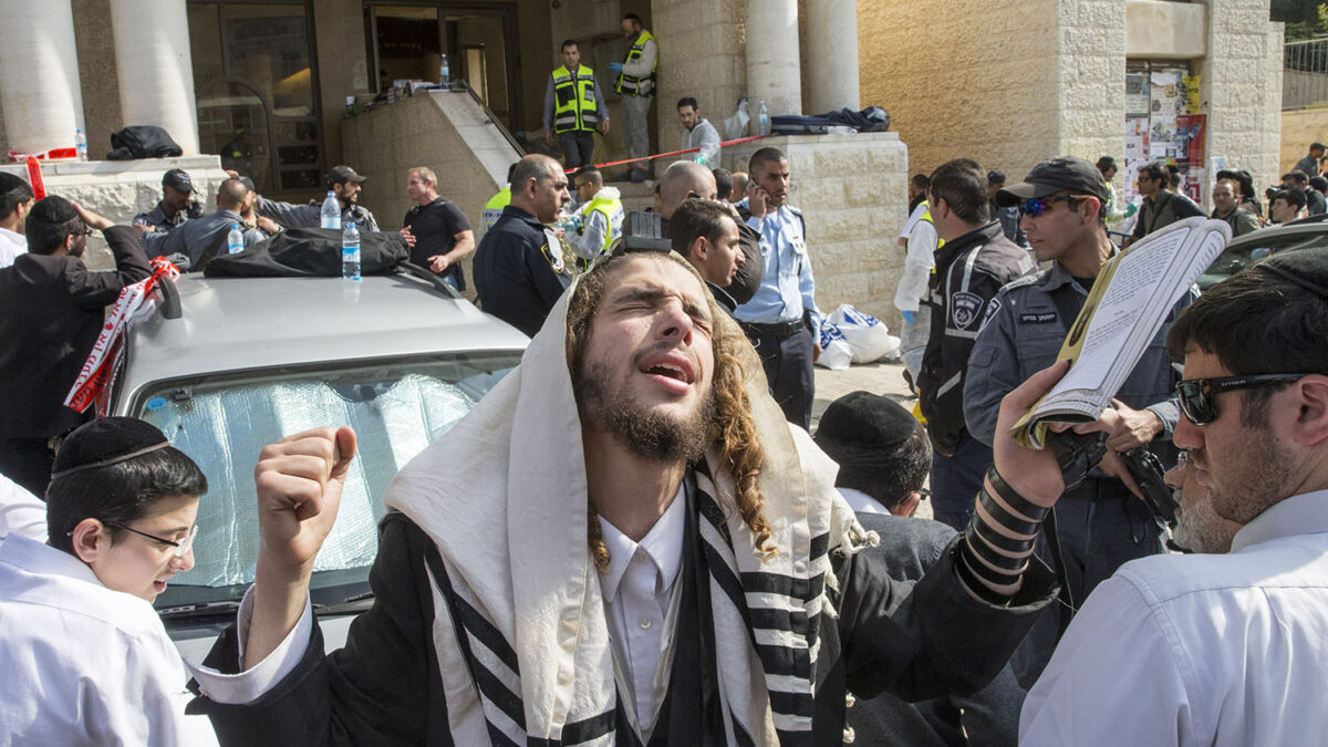 Más de seis muertos en un tiroteo en una sinagoga de Jerusalén.