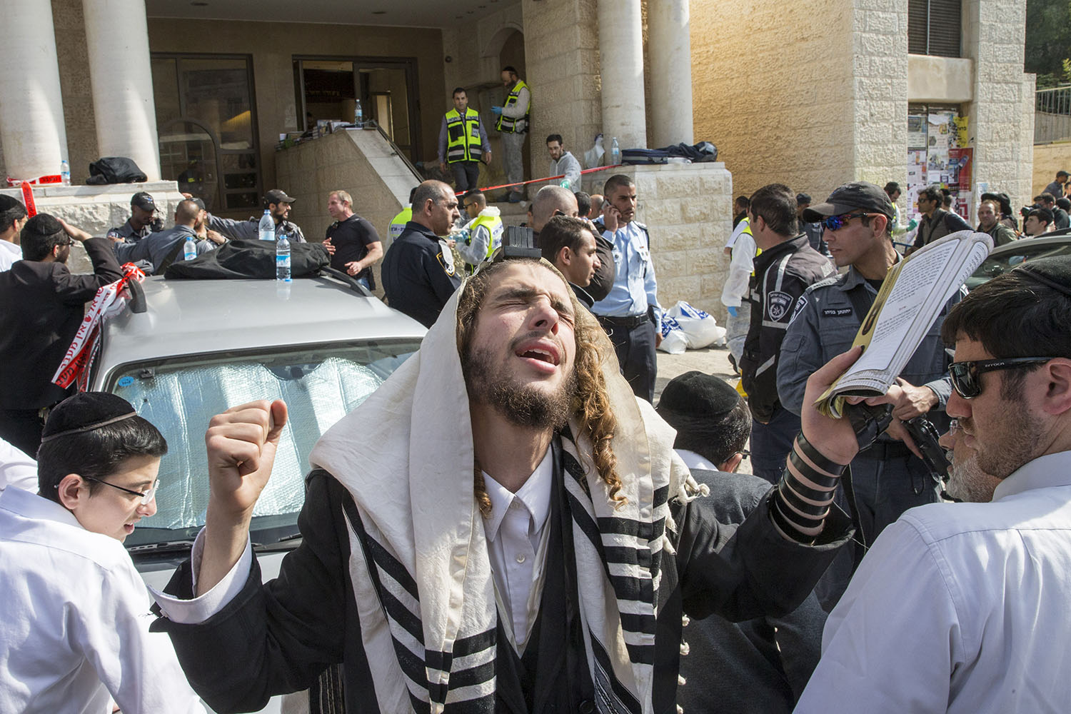 Más de seis muertos en un tiroteo en una sinagoga de Jerusalén.