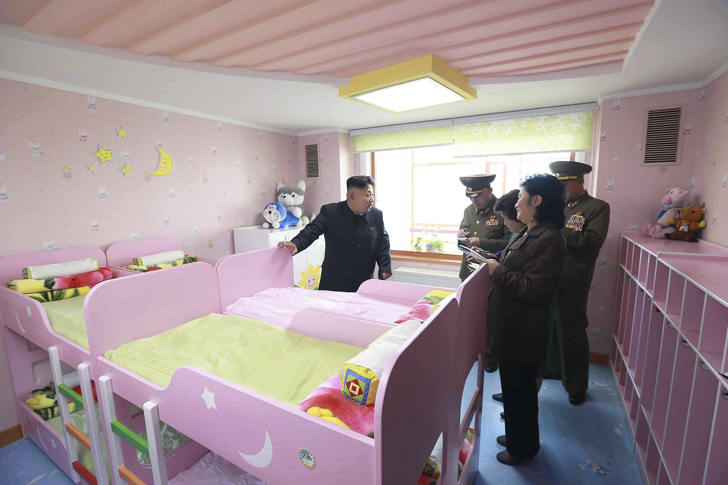 Kim Jong Un inaugura un orfanato rosa en Pyongyang