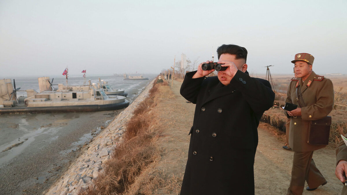 Kim Jong-un supervisa una maniobra militar entre amenazas de Corea del Norte