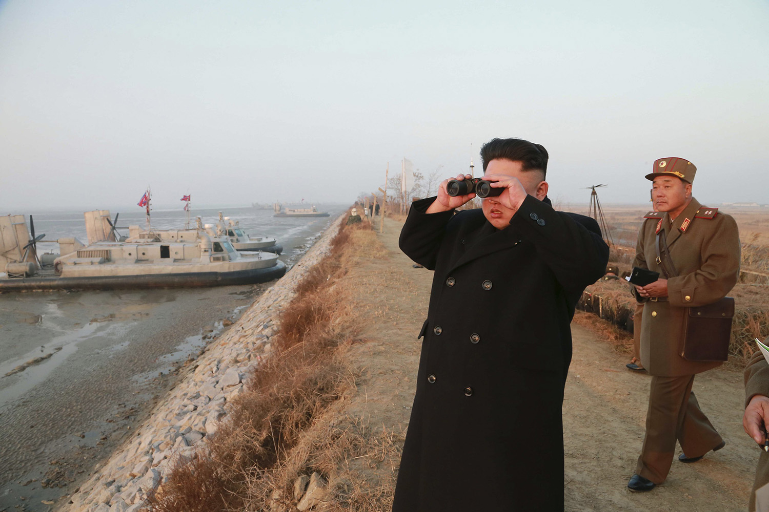 Kim Jong-un supervisa una maniobra militar entre amenazas de Corea del Norte