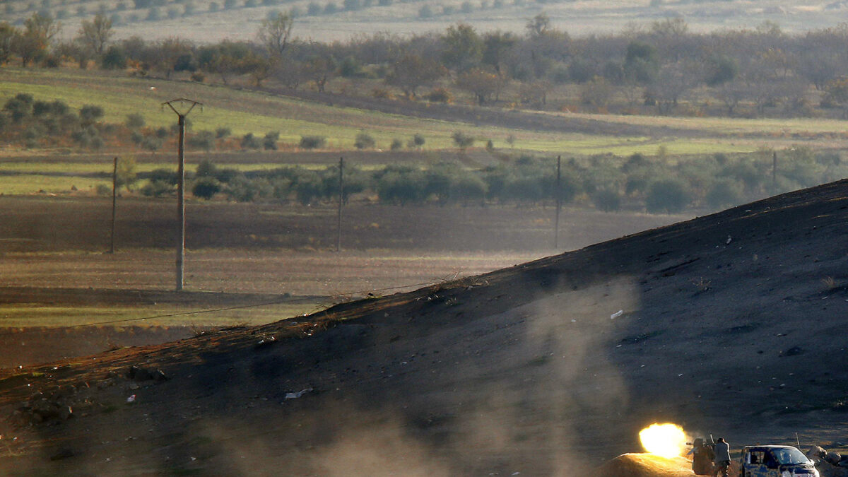 Milicianos del Ejército Sirio disparan sobre posiciones del Ejército Islámico en Kobani