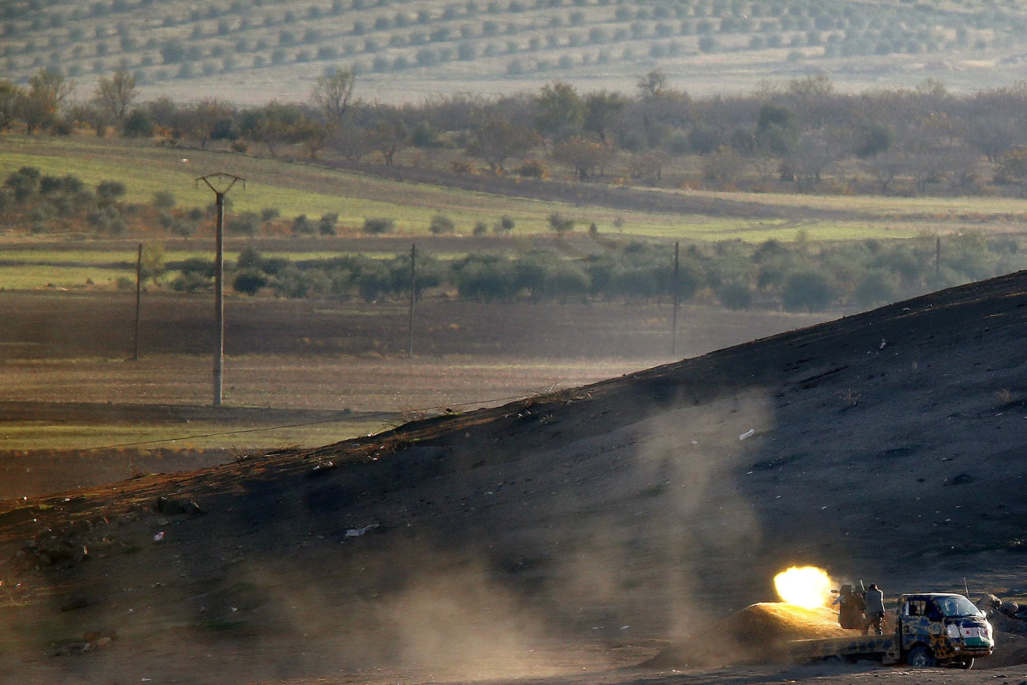 Milicianos del Ejército Sirio disparan sobre posiciones del Ejército Islámico en Kobani