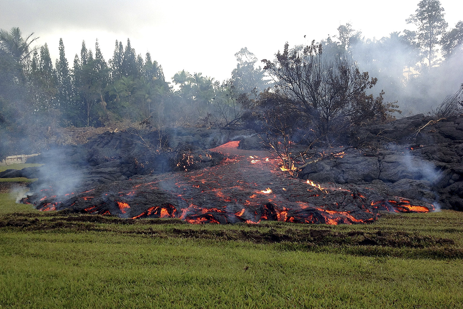 Catástrofe grave el avance del volcán Kilauea hacia el pueblo de Pahoa.