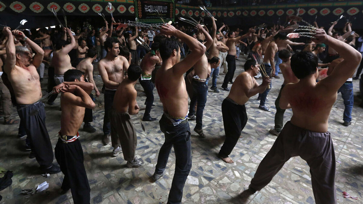 Fieles chiíes se flagelan con motivo del día de Ashura