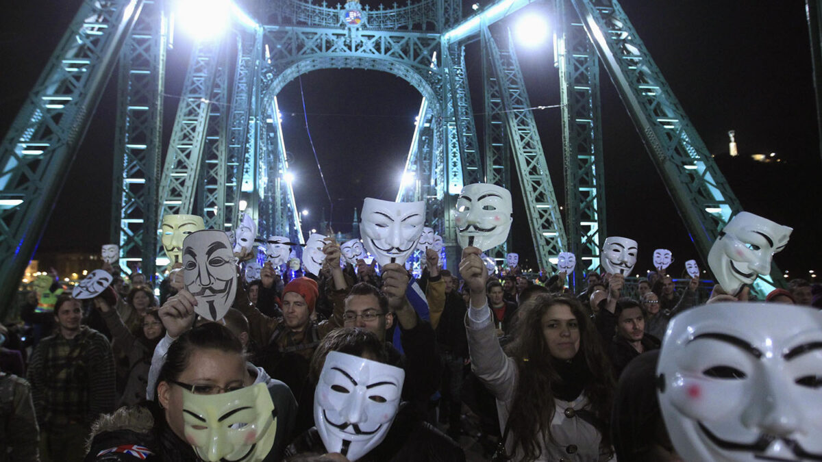 El grupo Anonymous celebra la #MillonMaskMarch.