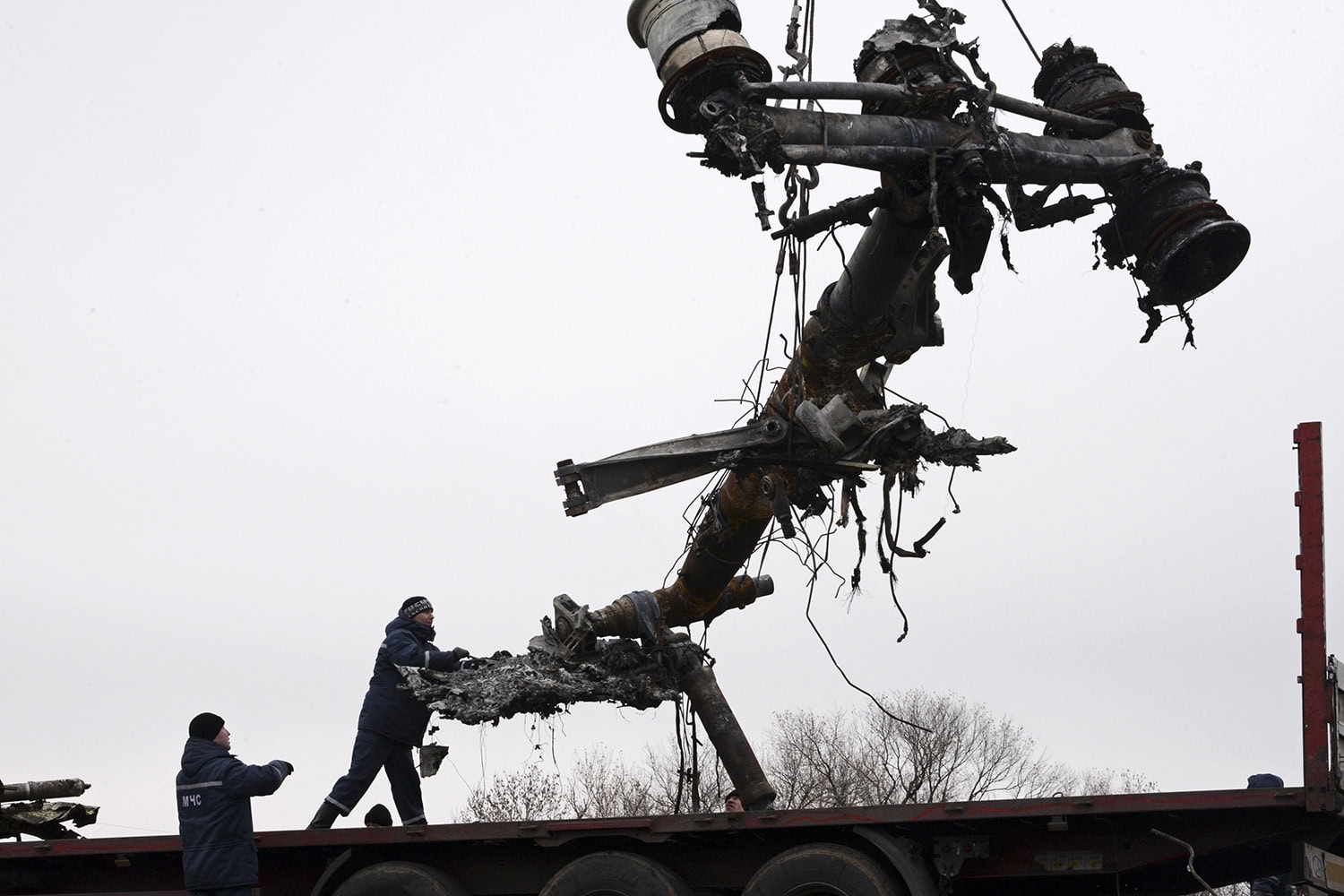 Comienzan labores para retirar restos del avión MH17