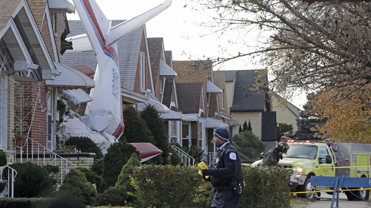 Una avioneta se estrella contra una vivienda