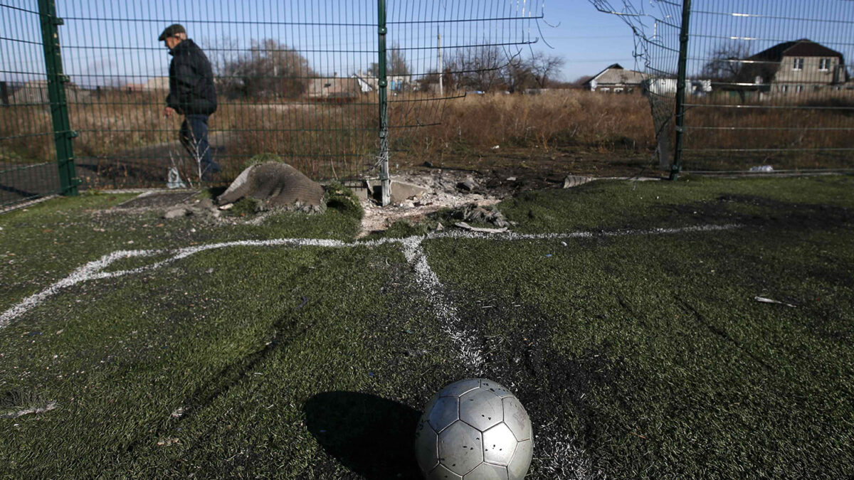 Asesinados dos niños por el ejército ucraniano mientras jugaba al fútbol en su escuela de Donetsk.