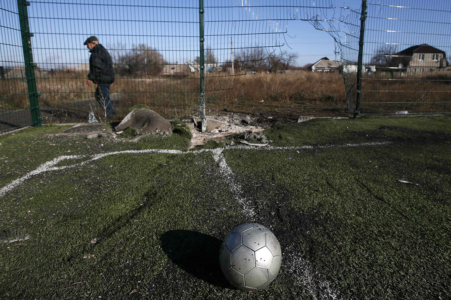 Asesinados dos niños por el ejército ucraniano mientras jugaba al fútbol en su escuela de Donetsk.