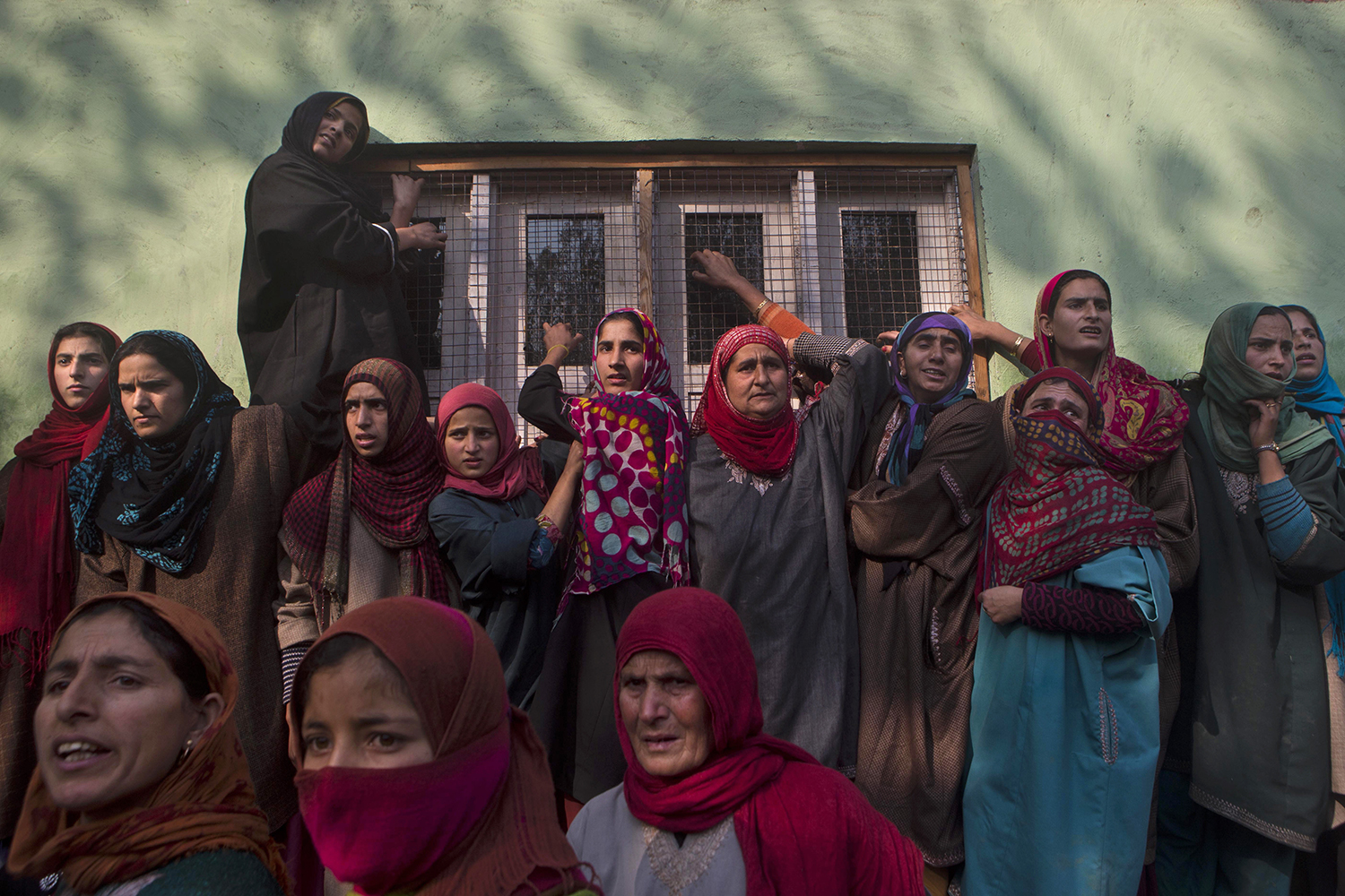 Aldeanos de Cachemira asisten al cortejo funebre