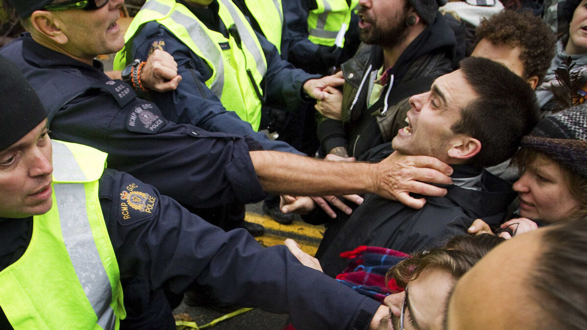 Manifestantes se enfrentan con la Real Policía Montada de Canada