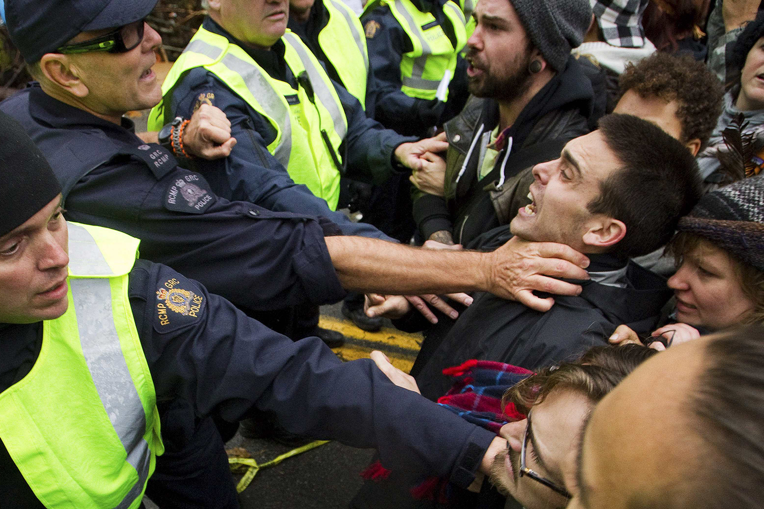Manifestantes se enfrentan con la Real Policía Montada de Canada