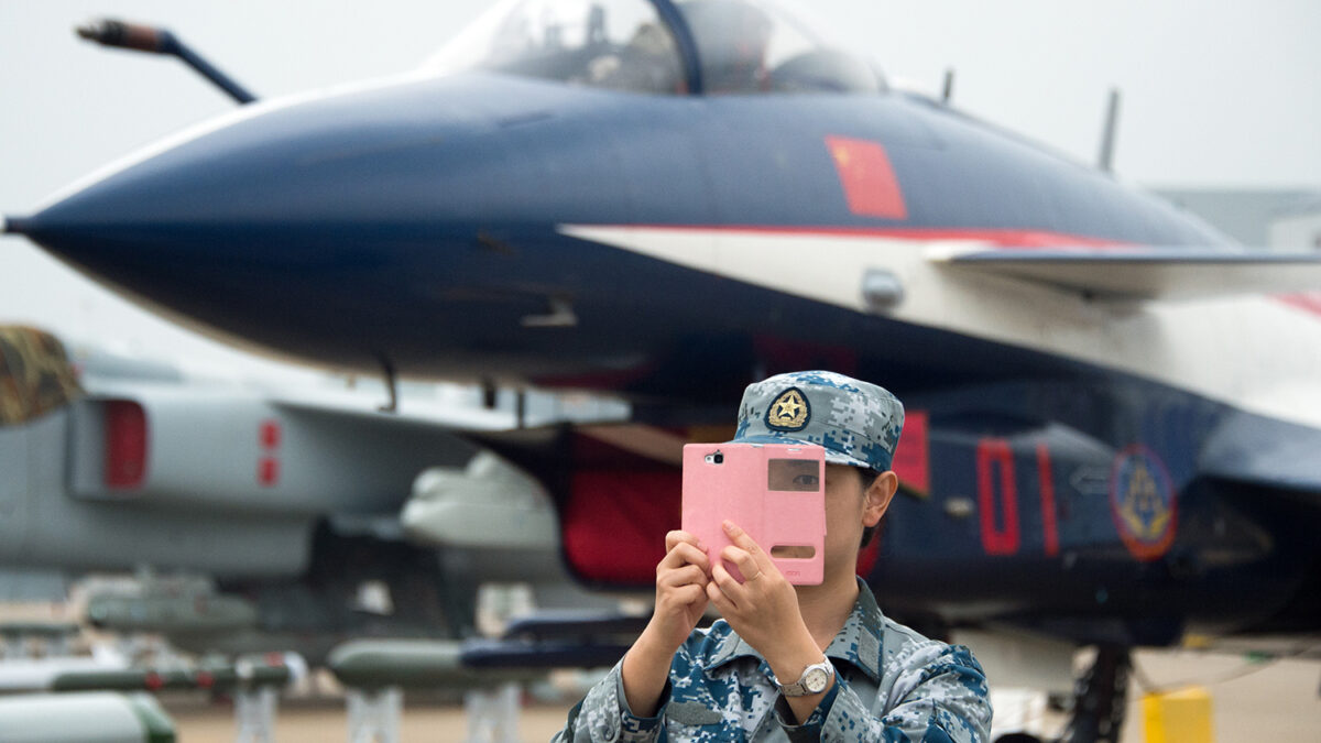 Sin perder el glamour una soldado china se hace una selfie