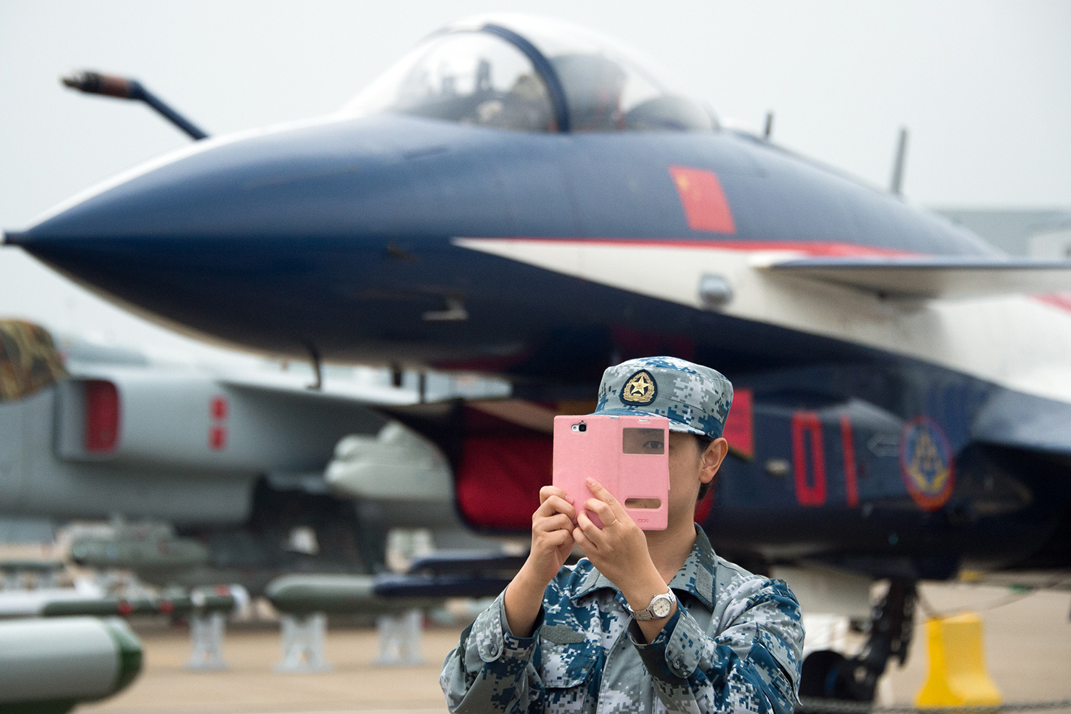 Sin perder el glamour una soldado china se hace una selfie