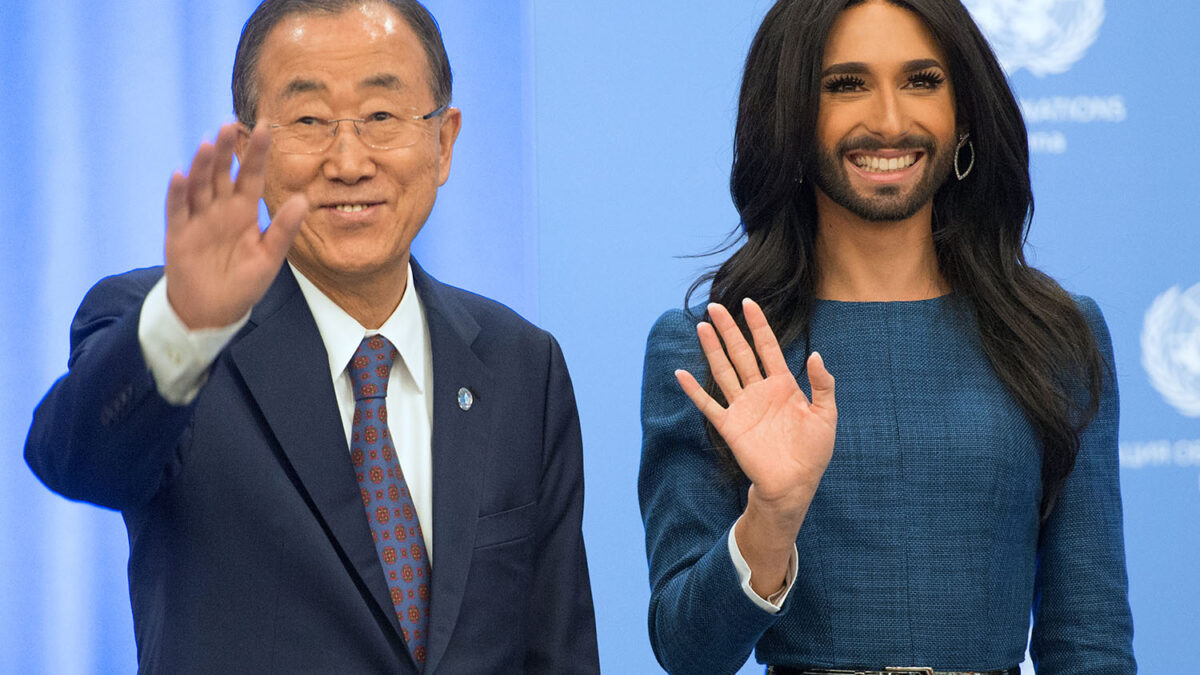 Conchita Wurst le canta a Ban Ki-moon.