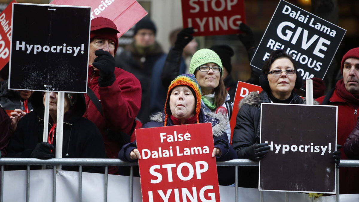 Manifestantes asisten a una protesta contra el Dalai Lama durante su visita a Nueva York.