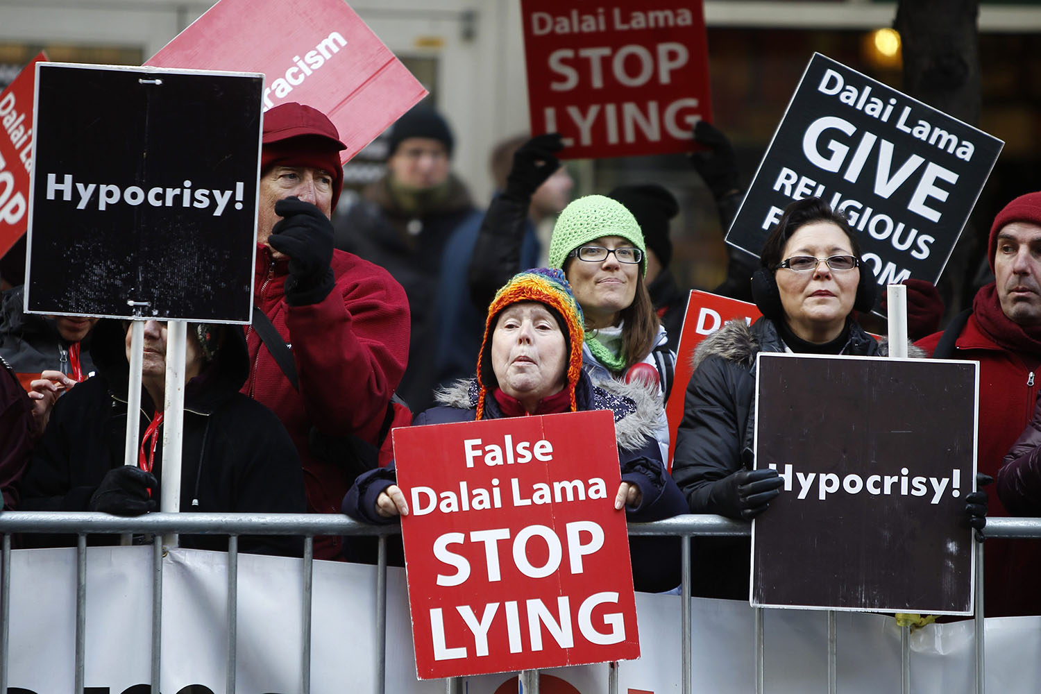 Manifestantes asisten a una protesta contra el Dalai Lama durante su visita a Nueva York.