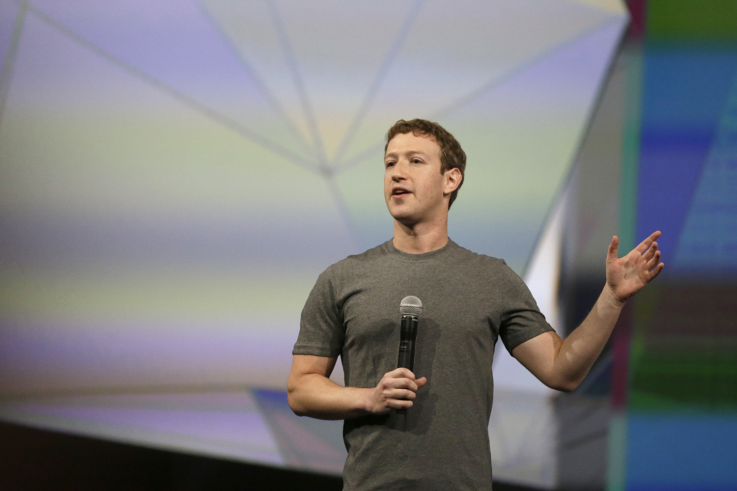 Mark Zuckerberg siempre va de camiseta gris