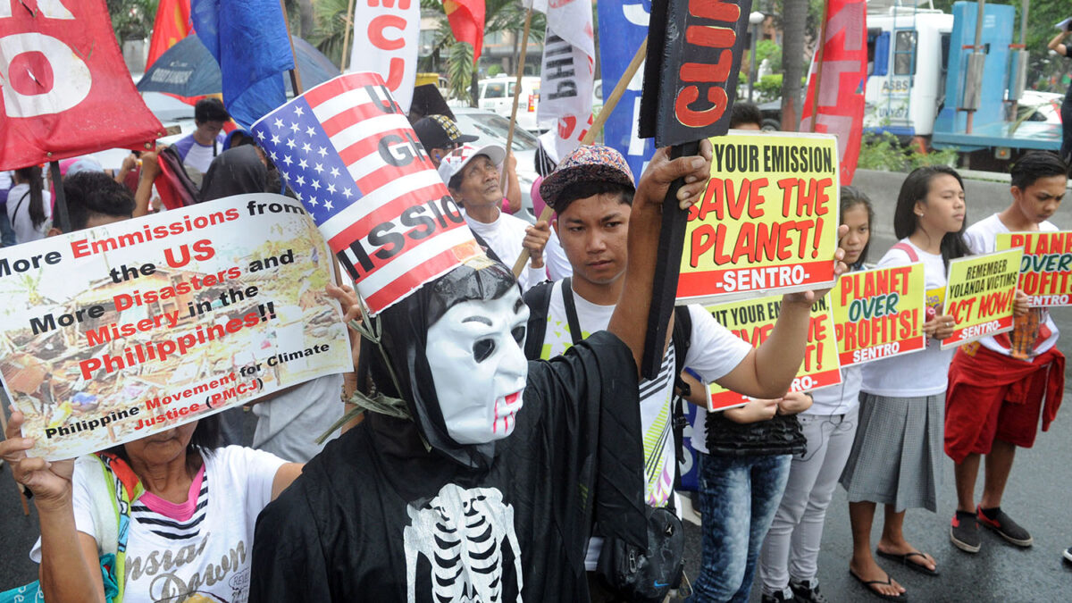 Personas se concentran frente a la embajada de Estados Unidos en Manila