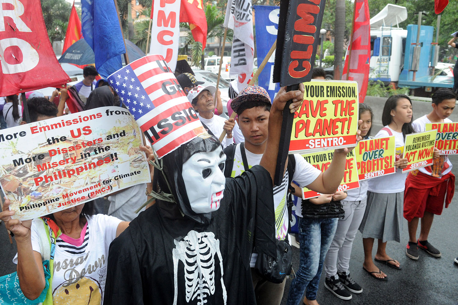 Personas se concentran frente a la embajada de Estados Unidos en Manila
