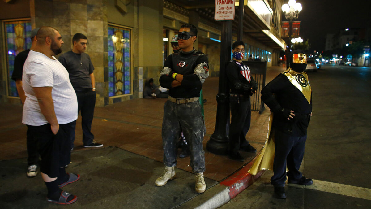 Voluntarios disfrazados de superhéroes patrullan las calles de San Diego.