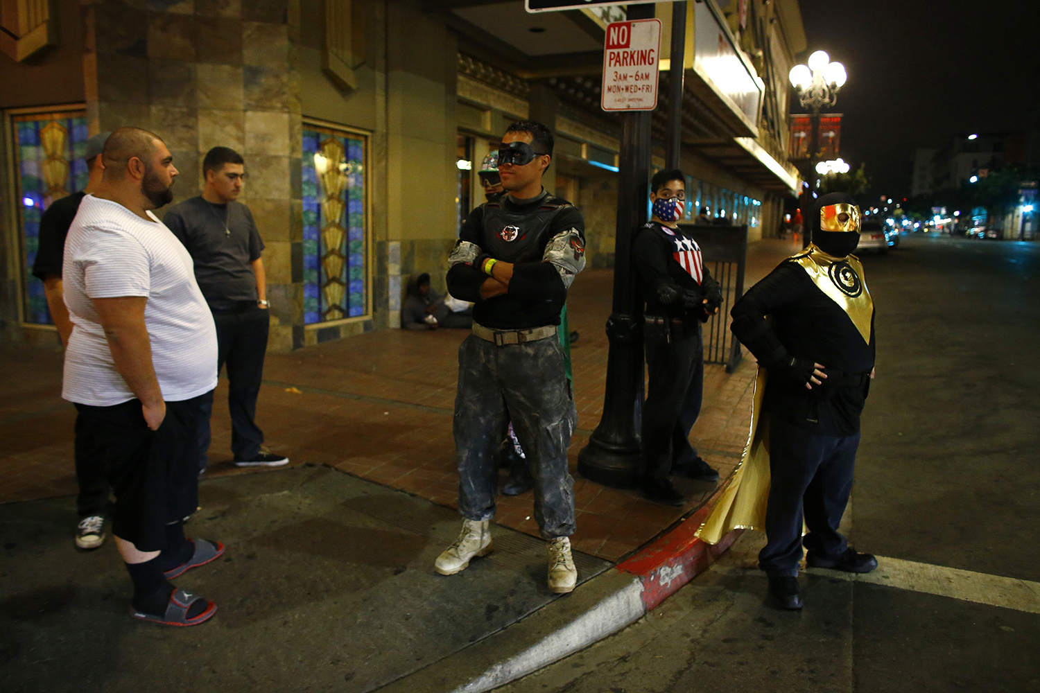 Voluntarios disfrazados de superhéroes patrullan las calles de San Diego.