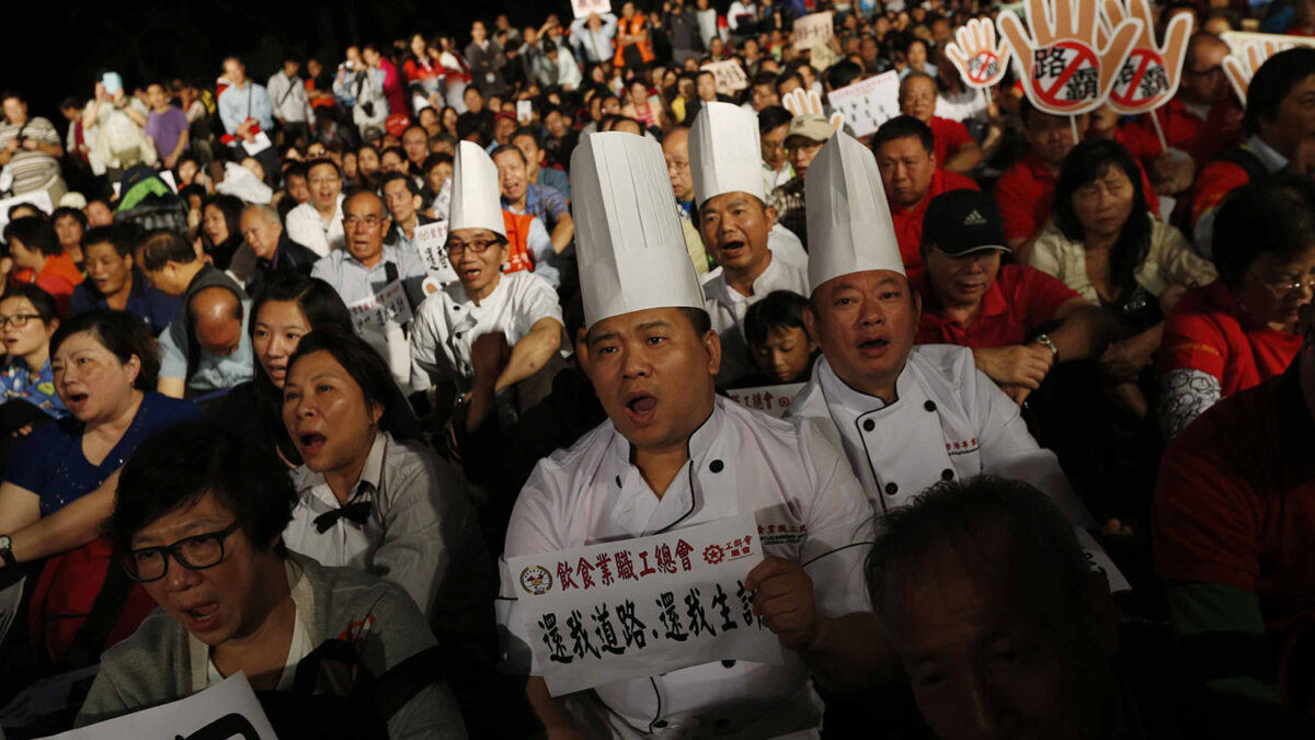 Cocineros cantan consignas en una protesta contra el movimiento Occupy Central