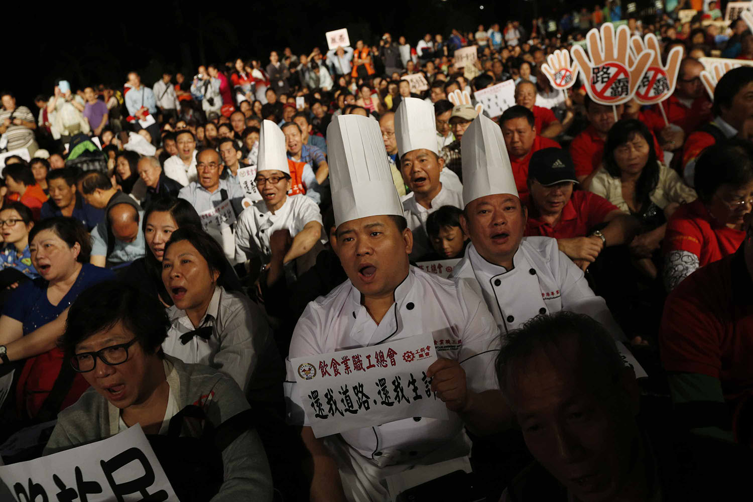 Cocineros cantan consignas en una protesta contra el movimiento Occupy Central