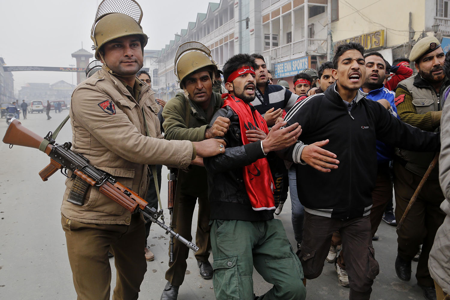 Policías detienen a chiíes en Cachemira