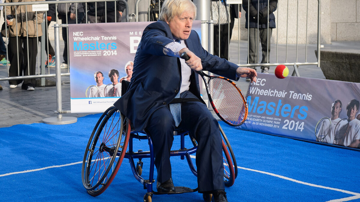 Boris Johnson juega tenis sobre una silla de ruedas