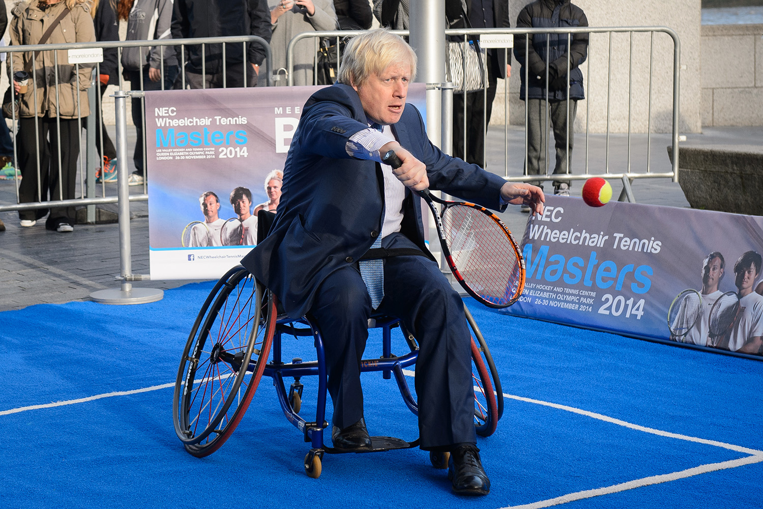 Conceder Raramente simpatía Boris Johnson juega tenis sobre una silla de ruedas