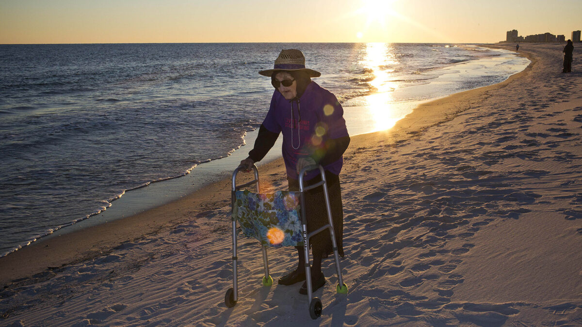 A sus 100 años Ruby Holt visita por primera vez el mar