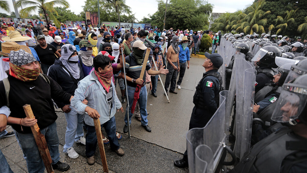 Protesta en Acapulco por desaparición de estudiantes