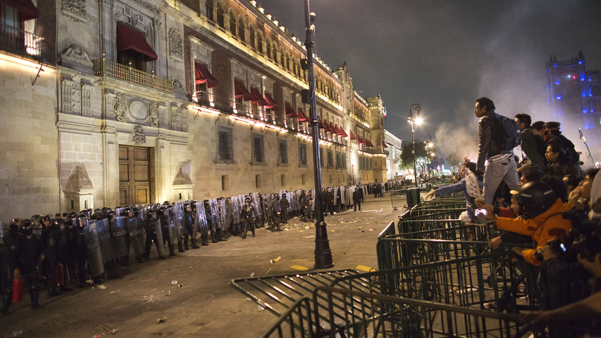 Megamarcha por los 43 estudiantes llega al Zocalo