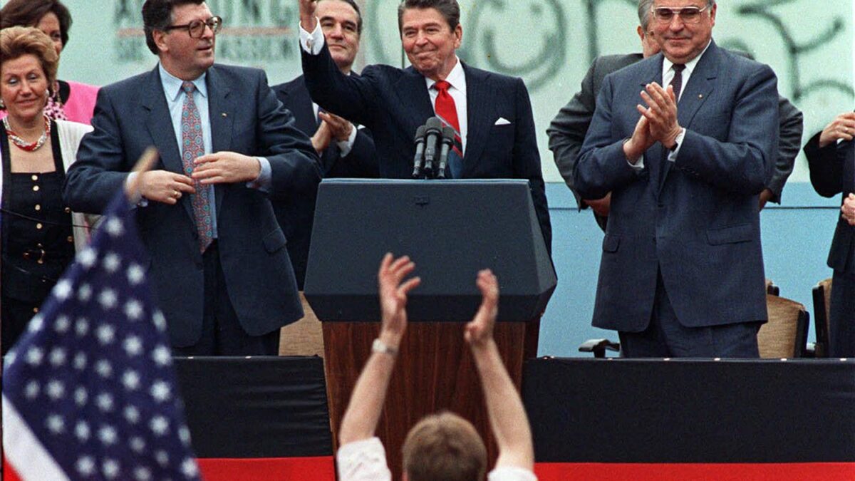 Reagan exhorta a Gorbachov a derribar el muro